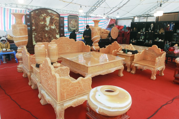 Tại hội chợ Tết Tân Sửu đang diễn ra tại Quảng trường SVĐ Quốc gia Mỹ Đình (Hà Nội), các mặt hàng đồ gỗ, cây cảnh được bày bán phục vụ nhu cầu của người dân. Trong đó, bàn ghế, sập, tranh bàng ngọc quý là những mặt hàng cao cấp, phục vụ các đại gia nhiều tiền.