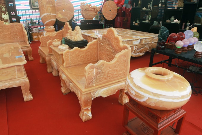 Thời gian hoàn thiện bộ bàn ghế rơi vào khoảng 8 tháng với 8 món đồ, gồm 1 bàn, 1 ghế to, 4 ghế nhỏ, 2 kẹp.