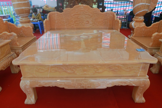 Trong đó, kích thước bàn to là 1,6x1,6m, ghế to là 2,2x0,7m, ghế nhỏ là 0,9x0,9m và tương ứng với trọng lượng lần lượt là 8 tạ, 5 tạ, 3 tạ.