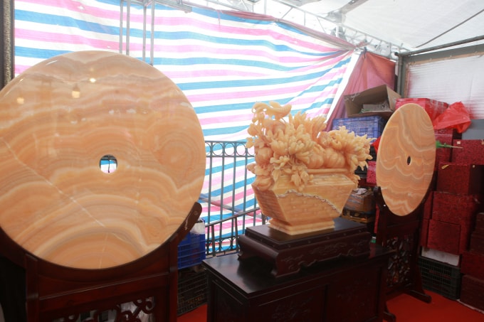 Các vật dụng trang trí dùng trong nhà bằng ngọc Hoàng Long rất đẹp, đẹp là các đường trắng chạy theo các thớ của ngọc.