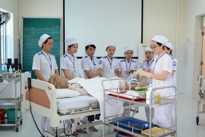 Sau này sinh viên y khoa sau khi tốt nghiệp phải trải quy kỳ thi cấp chứng chỉ hành nghề y thì mới được làm việc (ảnh minh họa).