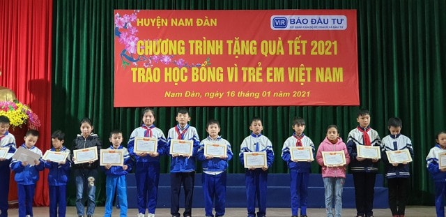 Các em học sinh nhận học bổng Vì trẻ em Việt Nam. Ảnh: Lam Phong