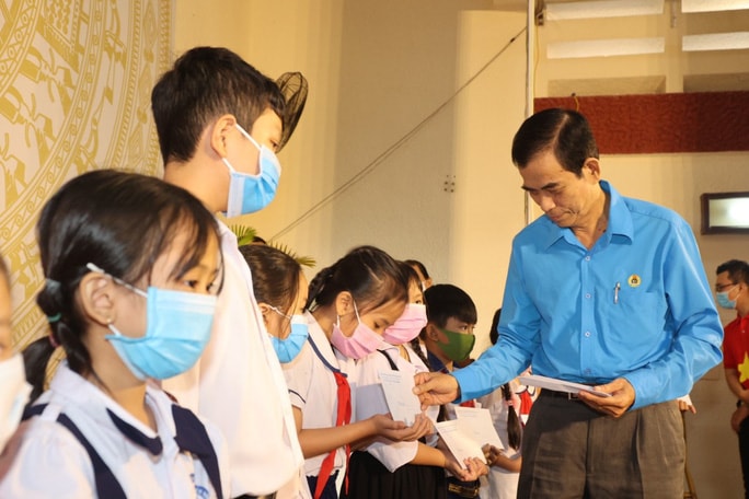 Trao 150 suất học bổng cho học sinh ở Tiền Giang. Ảnh: Quang Liêm
