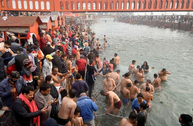 Ước tính hàng triệu người tới tắm sông Hằng vào mùa hội năm nay