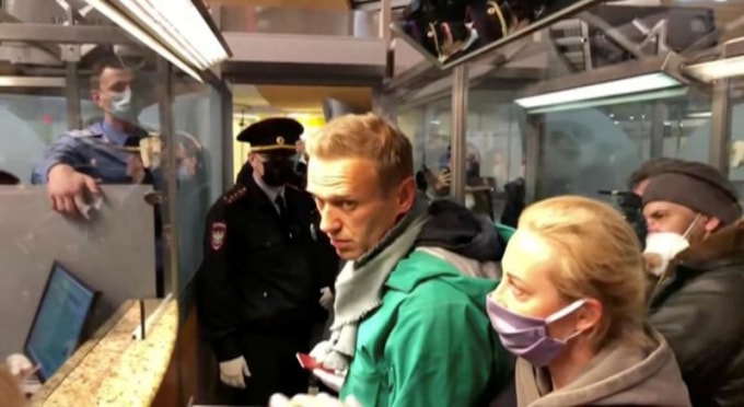 Nhà đối lập Navalny bị bắt giữ khi nhập cảnh vào Nga - Ảnh: Reuters