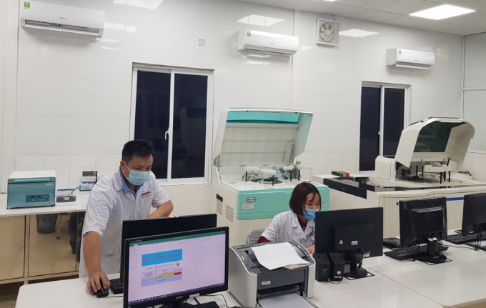 Nhiều trang thiết bị xét nghiệm hiện đại tại Phòng hóa, sinh Bệnh viện Đa khoa huyện Mỹ Đức.
