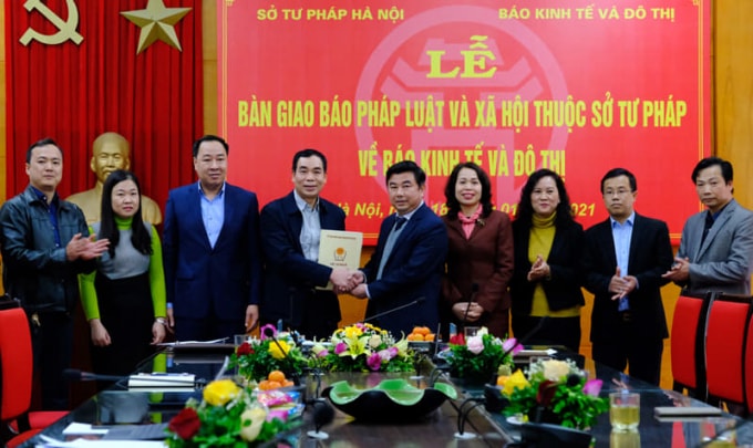 Tổng Biên tập báo Kinh tế và Đô thị Nguyễn Minh Đức tiếp nhận hồ sơ bàn giao báo Pháp luật & Xã hội. Ảnh: Trọng Tùng