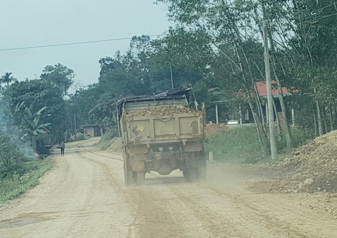 Xe chở cát, sỏi được múc lên trực tiếp giữa dòng chảy của sông nên nước chảy lênh láng đổ ra trên các tuyến đường