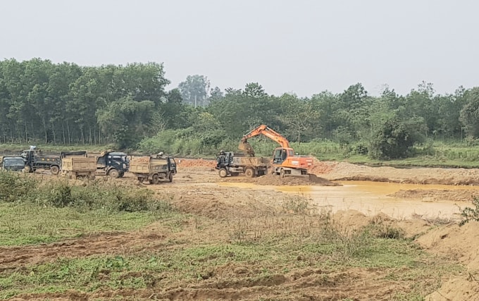 Nhà thầu đang nạo vét cát, sỏi thanh thải dòng chảy của công trình Nâng cấp, sửa chữa cầu tràn Hương Vĩnh