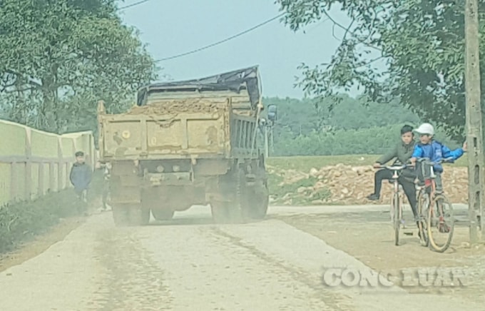 và bụi bay mù mịt