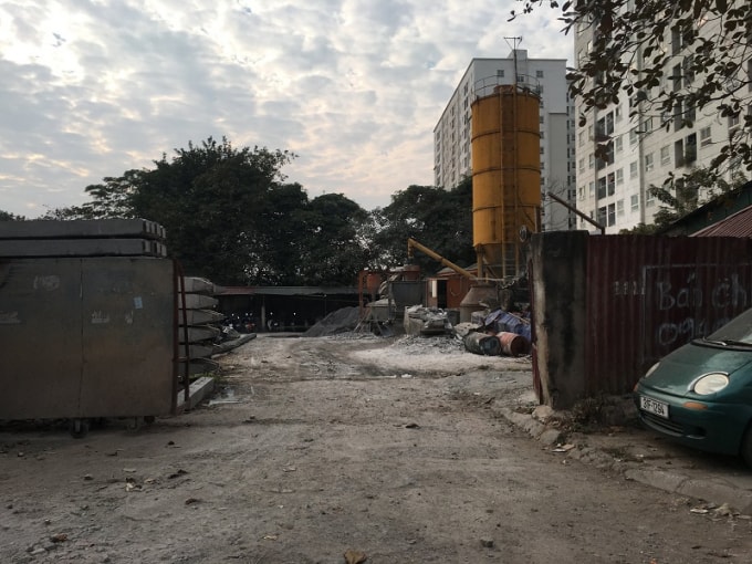 Trạm đúc bê tông gây ô nhiễm môi trường ngay bên tuyến đường Tân Xuân khiến người dân bức xúc.