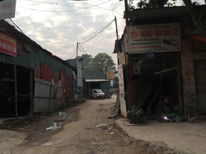 Theo người dân cho biết, những dãy nhà xưởng được xây dựng trái phép nằm trong những con ngõ trên tuyến đường Tân Xuân có nhiều vi phạm về đất đai, nguy cơ dẫn đến cháy nổ rất cao.