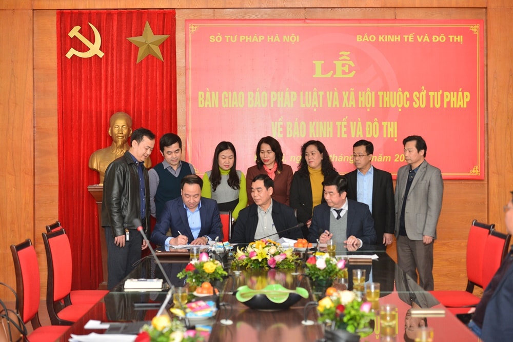 Lãnh đạo Sở Tư pháp Hà Nội, báo Kinh tế & Đô thị tổ chức Lễ bàn giao báo Pháp luật & Xã hội trực thuộc Sở Tư pháp về báo Kinh tế & Đô thị.