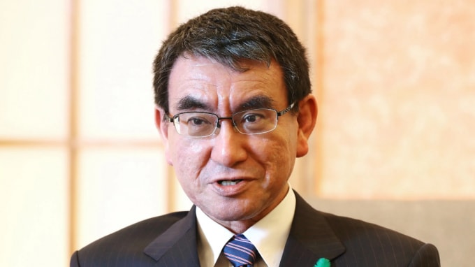 Taro Kono, Bộ trưởng cải cách hành chính và quy định của Nhật Bản, sẽ được giao thêm vai trò giám sát việc phân phối vắc xin. Ảnh: Rie Ishii/Nikkei