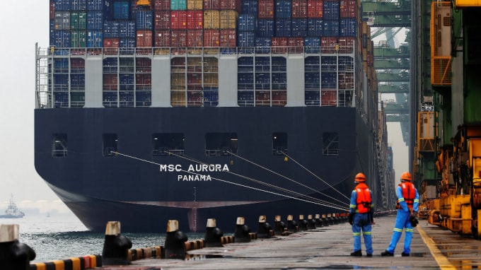Một tàu container cập cảng tại một nhà ga ở Singapore. Xuất khẩu tương đối nhanh của nước này trong năm 2020 tương phản với mức thu hẹp kỷ lục 5,8% GDP của nó. Ảnh: Reuters