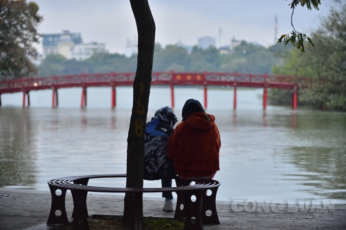 Thủ đô Hà Nội nhiều mây, có mưa vài nơi, sáng sớm có sương mù, chiều giảm mây hửng nắng. Gió nhẹ. Trời rét. (Ảnh: Quang Hùng)