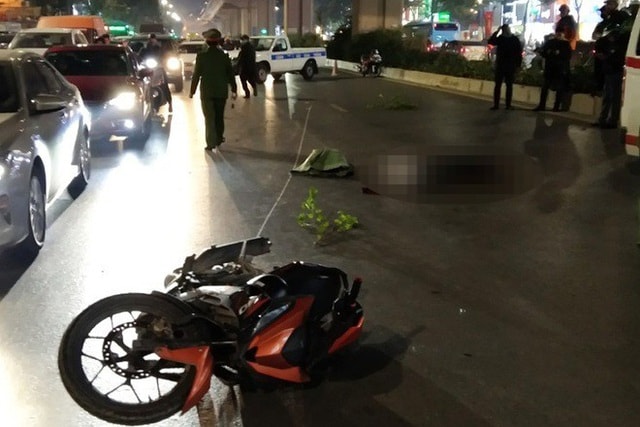 Cú tông mạnh giữa xe máy và nhóm người đi bộ qua đường khiến 2 người tử vong, 1 người bị thương. Ảnh: dantri.com.vn