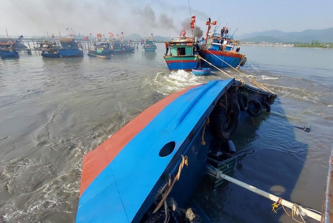 Lực lượng chức năng đang trục vớt tàu gặp nạn. Ảnh: Zingnews.vn