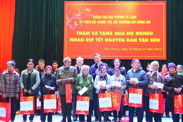 Đại tướng Tô Lâm cùng lãnh đạo tỉnh Hưng Yên trao quà cho các hộ dân nghèo trên địa bàn huyện Văn Giang.