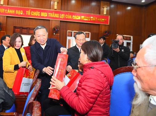 Đại tướng Tô Lâm trao quà, chúc Tết các hộ dân gặp nhiều khó khăn trên địa bàn huyện Văn Giang.
