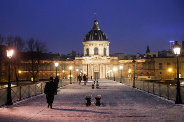 Người dân đi bộ ở Paris trong những ngày Pháp đẩy lệnh giới nghiêm lên sớm hai tiếng so với trước đó, từ 18h cho tới 6h sáng hôm sau mỗi ngày. Ảnh: Reuters