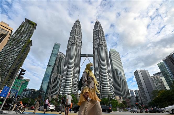 Người dân đeo khẩu trang phòng lây nhiễm COVID-19 tại Kuala Lumpur, Malaysia, ngày 11/1/2021. Ảnh: THX/TTXVN
