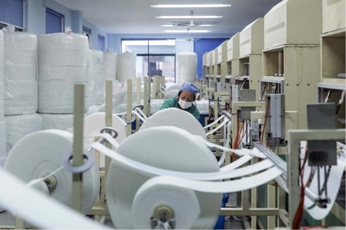 Một nhà máy sản xuất khẩu trang tại Trung Quốc. Ảnh: Bloomberg