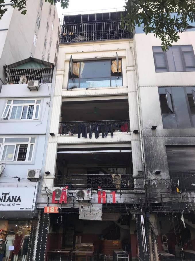 Một loạt biển hiệu của nhà hàng bị ngọn lửa thiêu cháy, cùng với đó là quần áo phơi ngoài ban công và một chiếc xe máy đỗ tại tầng 1 nhà hàng lẩu cũng bị thiêu rụi.