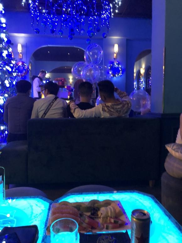 Hoạt động mua bán bóng cười diễn ra công khai tại Chaos Nightlife