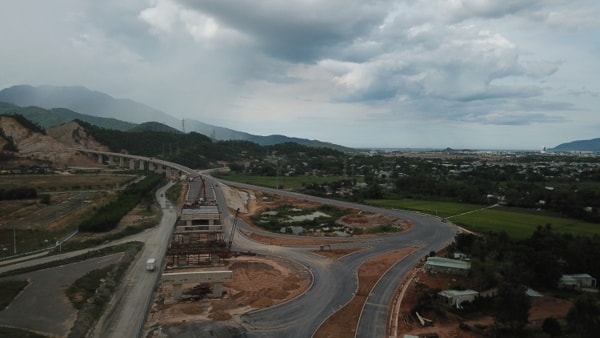 Đoạn Hòa Liên - Túy Loan chỉ dài dài 11,5 km nhưng thi công rất khó khăn do vướng giải phóng mặt bằng