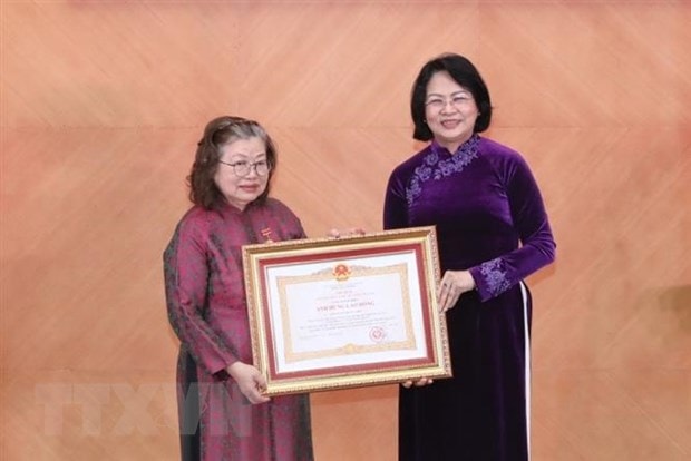 Thừa ủy quyền của Chủ tịch nước, Phó Chủ tịch nước Đặng Thị Ngọc Thịnh trao danh hiệu Anh hùng Lao động thời kỳ đổi mới cho Thầy thuốc Nhân dân, Giáo sư, Tiến sỹ Huỳnh Thị Phương Liên. Ảnh: TTXVN)