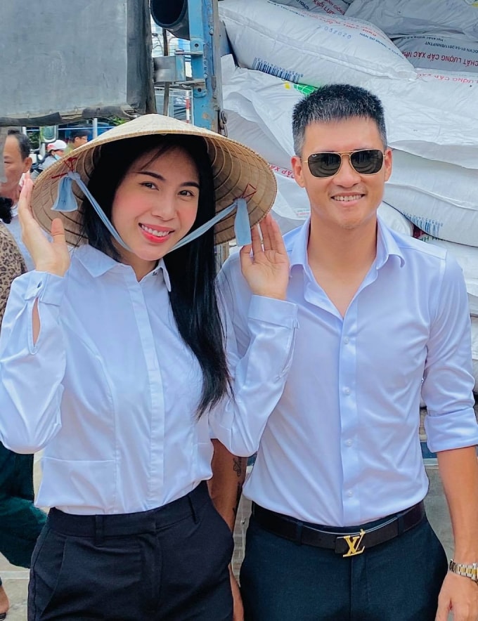 Vợ chồng Thủy Tiên song hành trong nhiều chuyến từ thiện. Ảnh: Facebook Thủy Tiên.