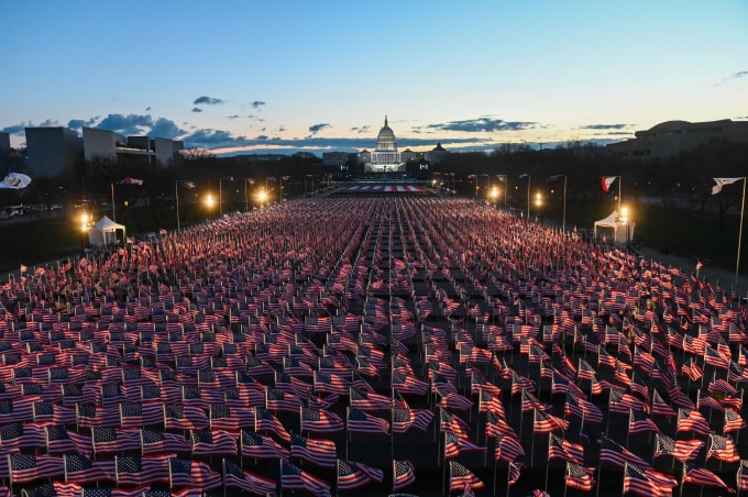 200.000 lá cờ được đặt ở khu vực National Mall để thay thế cho những người dân không thể có mặt. Ảnh: CNN
