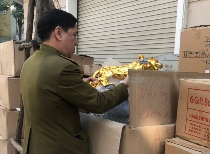 Lực lượng chức năng tiến hành kiểm tra tại hiện trường. Ảnh: Tổng cục QLTT
