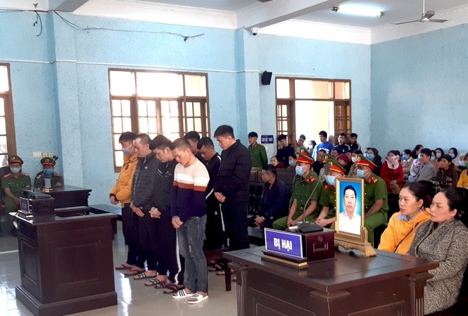 Đỗ Ngọc Lắm (thứ 3 từ phải qua) và nhóm đối tượng tại phiên tòa. Ảnh: tienphong.vn