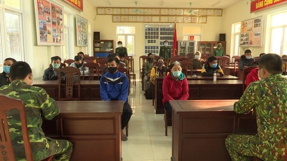 Đồn Biên phòng Cửa khẩu Quốc tế Lao Bảo lấy lời khai các đối tượng nhập cảnh trái phép. Ảnh: sggp.vn