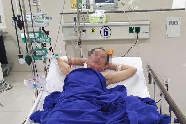 Cụ ông N.Đ.L, 70 tuổi (Nam Lý, Đồng Hới) đang được điều trị tích cực tại Bệnh viện Hữu nghị Việt Nam - Cu Ba Đồng Hới (Quảng Bình). Ảnh: dantri.com.vn