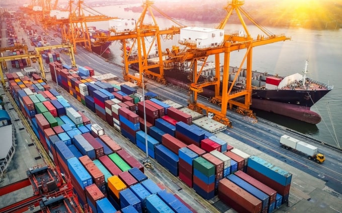 Những biện pháp kịp thời, hiệu quả trong việc ngăn chặn dịch bệnh Covid-19 lây lan là nền tảng cho quá trình phục hồi nền kinh tế trong năm 2021 và trung hạn 2021-2025. Ảnh minh họa