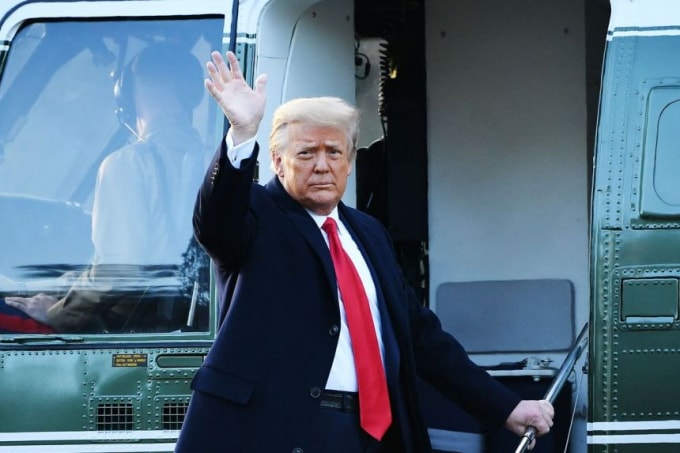 Tổng thống Trump chào tạm biệt những người ủng hộ trước khi rời Washington về Florida - Ảnh: Reuters