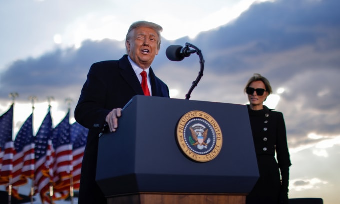 Tổng thống Trump phát biểu tại căn cứ Andrews lần cuối cùng - Ảnh: Reuters