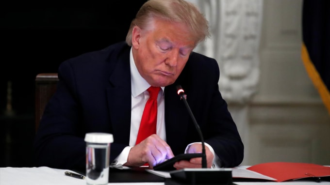 Youtube tiếp tục gia hạn lệnh cấm đối với ông Donald Trump thêm ít nhất một tuần do lo ngại bạo lực trong tuần lễ nhậm chức của ông Joe Biden - Ảnh: Reuters