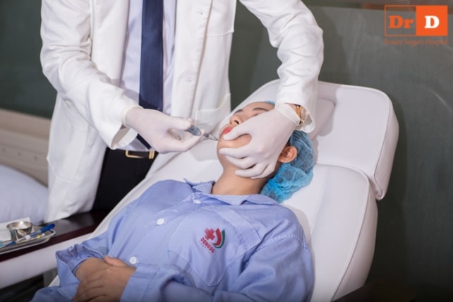 Bác sĩ Điền cũng là một trong những người đầu tiên mang phương pháp thẩm mỹ không phẫu thuật về Việt Nam