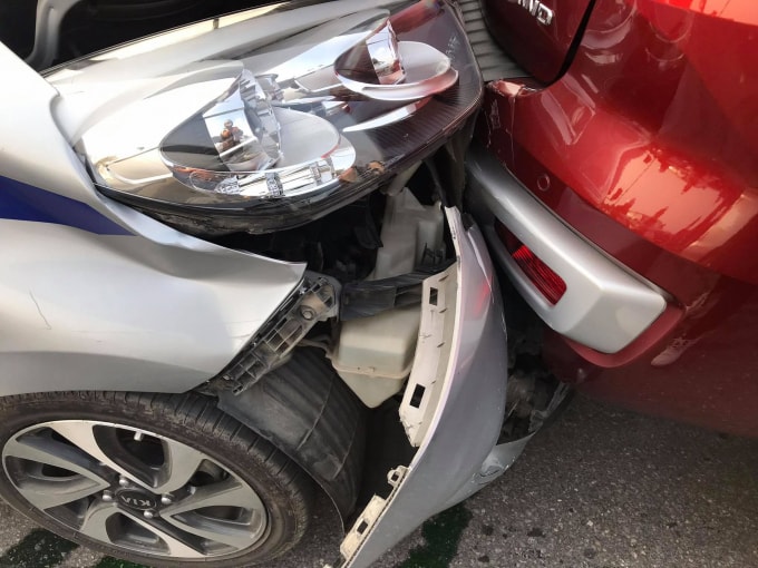 Hậu quả, chiếc xe taxi đã bị nát phần đầu, các xe ô tô còn lại bị hư hỏng nhẹ.