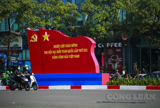 Công tác trang trí, tuyên truyền, cổ động trực quan phục vụ Đại hội đại biểu toàn quốc lần thứ XIII của Đảng được các đơn vị chức năng của Hà Nội triển khai từ nhiều ngày nay