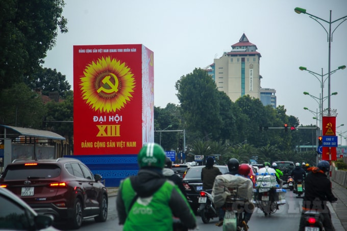 Ngay từ lúc này, trên khắp phố phường thủ đô đã được trang hoàng rực rỡ cờ, hoa, băngrôn, panô, apphich... tạo bầu không khí phấn khởi, vui tươi chào mừng Đại hội lần thứ XIII của Đảng.