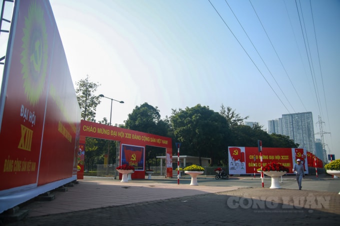 Tại Trung tâm Hội nghị Quốc gia (Hà Nội) đang được trang hoàng cờ hoa, biểu ngữ, pa nô, băng rôn...