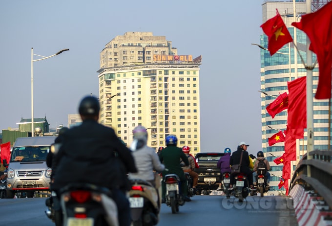 Trên một số khu vực đông đảo người dân qua lại, những lá cờ Đảng, cờ Tổ quốc được treo lên trang trọng