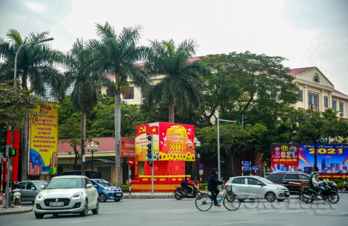 Panô cỡ lớn được đặt ở ngã tư trước cổng UBND quận Nam Từ Liêm.