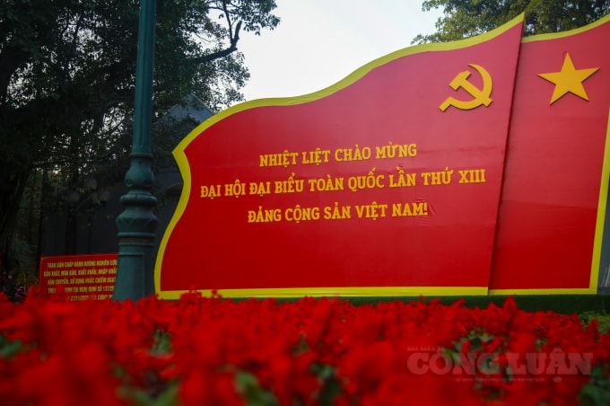 Khu vực trên phố đi bộ Hồ Gươm được trang hoàng bắt mắt.