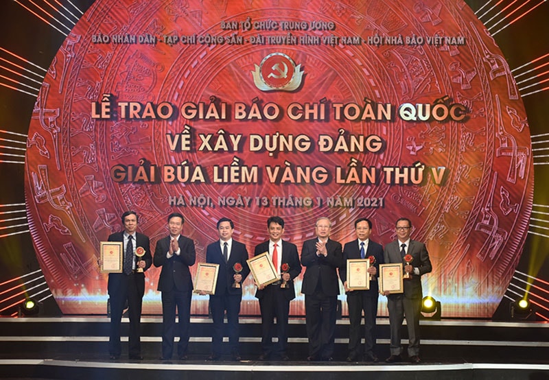 Đồng chí Trần Quốc Vượng và đồng chí Võ Văn Thưởng trao Giải A cho các tác giả và đại diện cho nhóm tác giả đoạt giải. Ảnh: LT